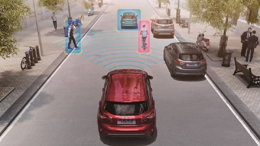 AEB自動煞停系統透過感應器偵測障礙物距離，避免駕駛人撞擊到行人、機車等。(圖片來源/ Ford)