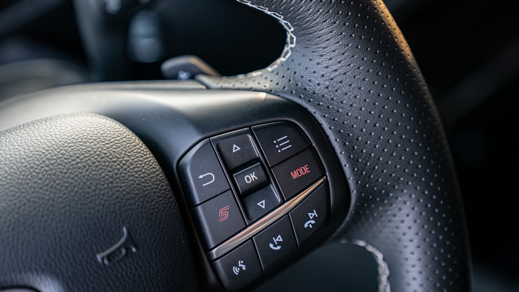 方向盤右側按鍵組整合S與Mode駕駛模式控制鍵，讓駕駛人能迅速、安全地切換動態模式。(圖片來源/ 福特六和)