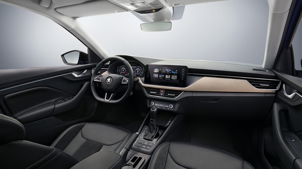 車艙線條簡約沉穩，並透過中控彩色觸控螢幕與數位儀錶等設計強化科技感。(圖片來源/ Skoda)
