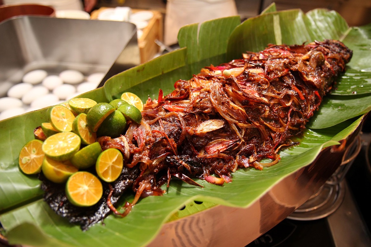 超狂「叻沙吃到飽」！一千多元狂吃辣椒螃蟹、爆濃蝦麵，還有超特別「新加坡碗粿」