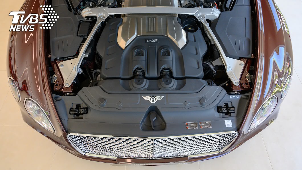 	4.0升V8雙渦輪增壓引擎可爆發550ps馬力與78.5kgm扭力，最高極速達318km/h，最大巡航里程超過800公里。