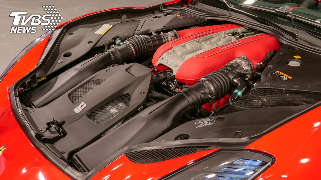 Ferrari 365 GTS4搭載6.5公升V12 65度夾角引擎，能產生最大馬力800匹。