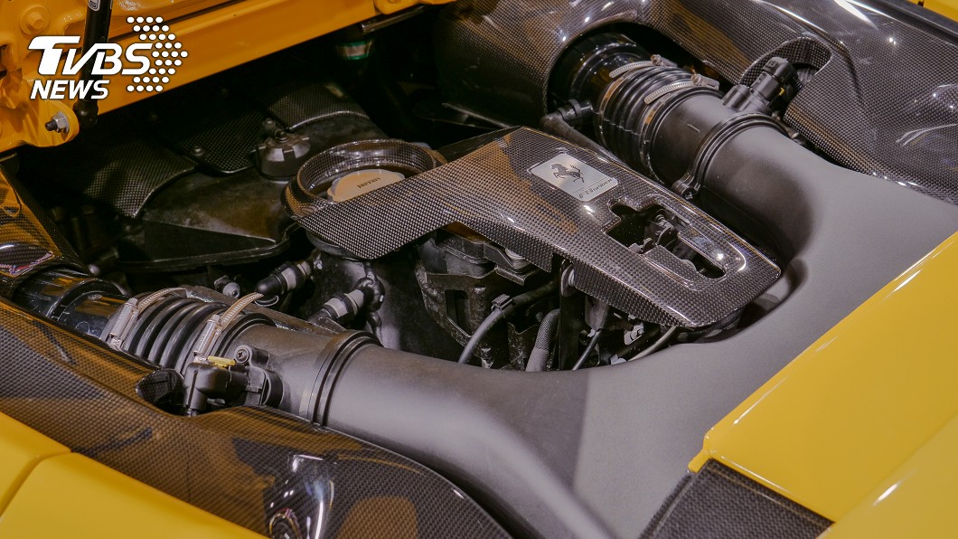 引擎室內植入多次獲得國際引擎大賞肯定的V8雙渦輪增壓引擎，具有720匹最大馬力輸出。