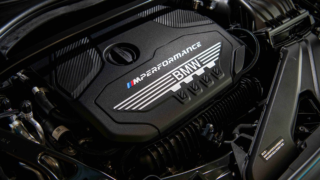 M235i xDrive則是植入306匹馬力、45.9公斤米扭力輸出的2.0升TwinPower Turbo直列4缸汽油引擎。(圖片來源/ 汎德)