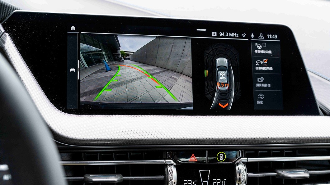 360度環景顯影系統能輔助駕駛在停車時，更能掌握四周狀況。(圖片來源/ BMW)