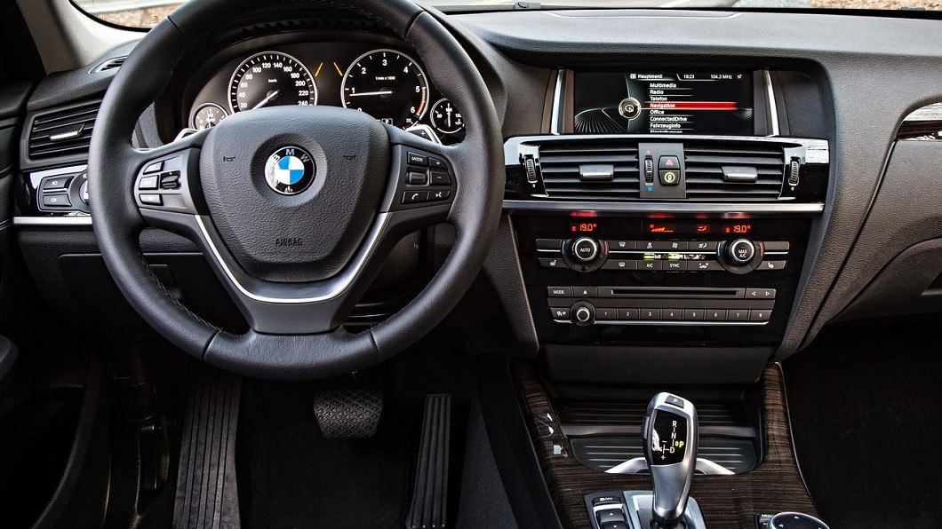 X3內裝走低調奢華風格，並附有BMW智能駕駛控制系統iDrive。(圖片來源/ BMW)