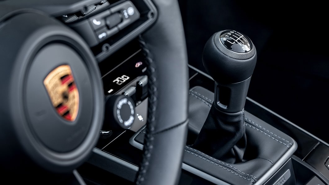 新年式911 Carrera S與911 Carrera 4S可免費選配7速手排變速箱。(圖片來源/ Porsche)