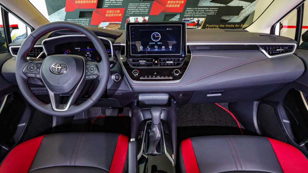 Corolla Altis GR Sport運用紅、黑雙色座艙顏色組合搭配紅色縫線，營造熱血車室氛圍。(圖片來源/ 和泰汽車)
