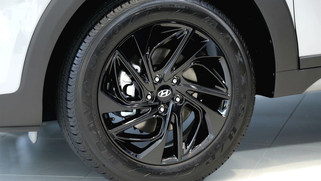 標配18吋黑色渦輪式樣鋁合金輪圈。(圖片來源/ Hyundai)