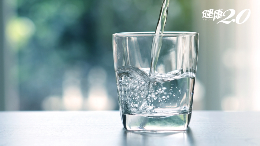 身體缺水也會腰痛？「多喝水」不會胖 還能減肥、減少慢性痛