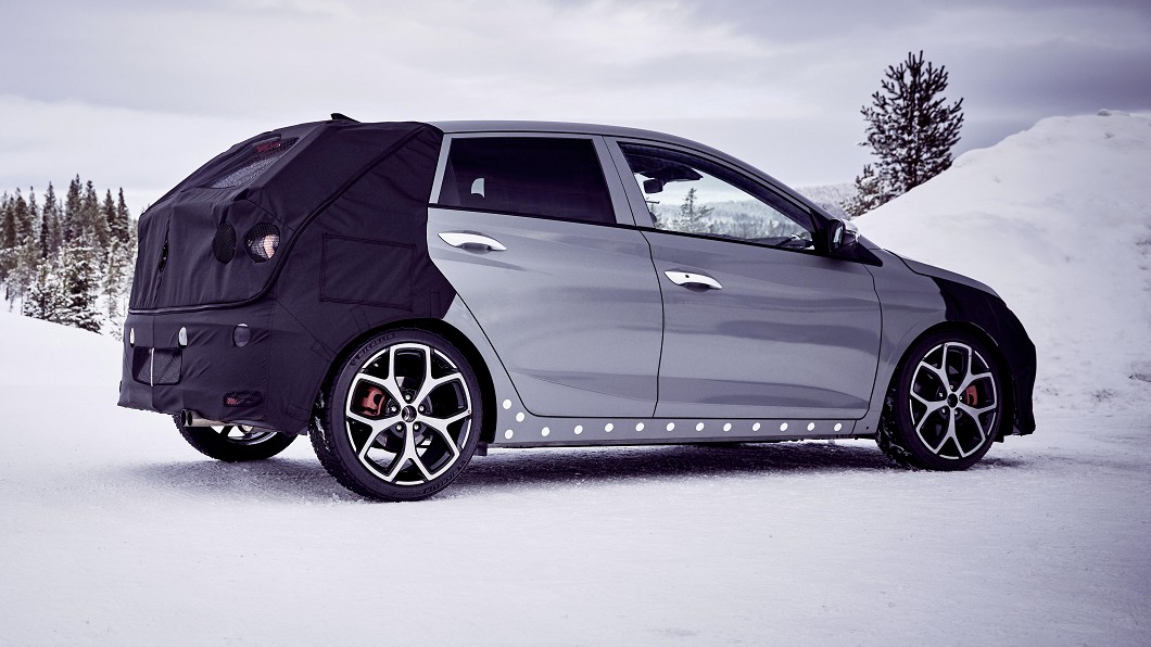 i20 N配備大尺寸鋁圈與低扁平比跑胎，搭配紅色煞車卡鉗凸顯性能個性。(圖片來源/ Hyundai)
