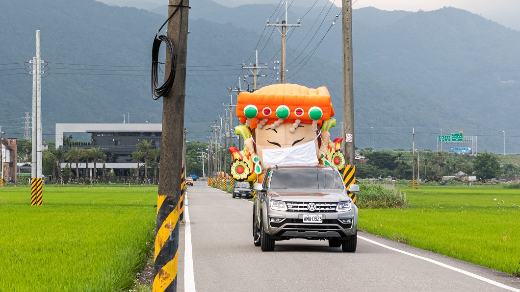 搭載Q版媽祖氣球之Amarok扮演近年來大甲媽祖繞境進香活動的前導車。(圖片來源/ 福斯商旅)