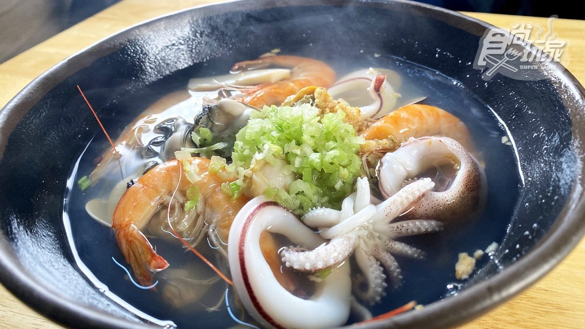 海鮮大集合！台南必吃消夜「痛風」海產粥，鮮蝦、小卷、帆立貝通通吃得到 