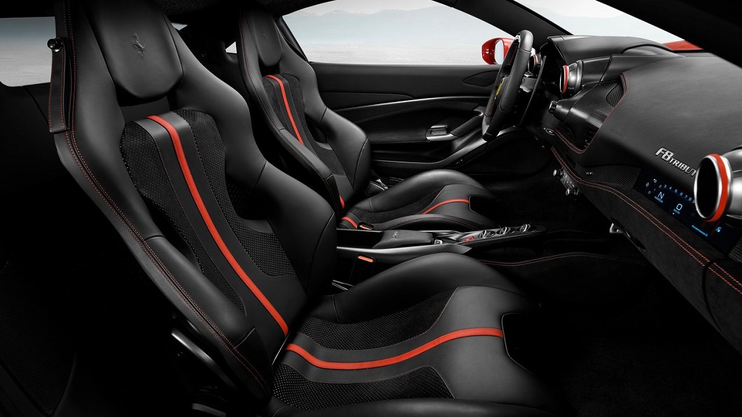 F8 Tributo可以選配復古風格Daytona碳纖維賽車座椅。(圖片來源/ Ferrari)
