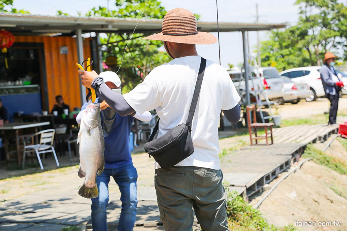 和孩子一起去釣魚！台南休閒魚池限用「路亞」，現釣現烤還可煮火鍋