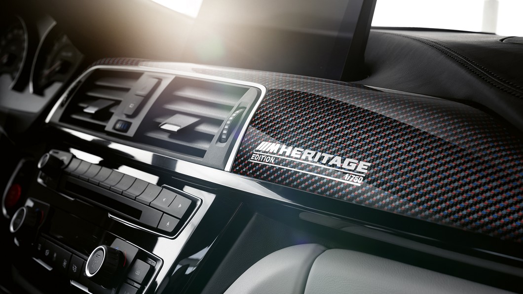 中控台碳纖維飾板上清晰可見專屬限量字樣。(圖片來源/ BMW)