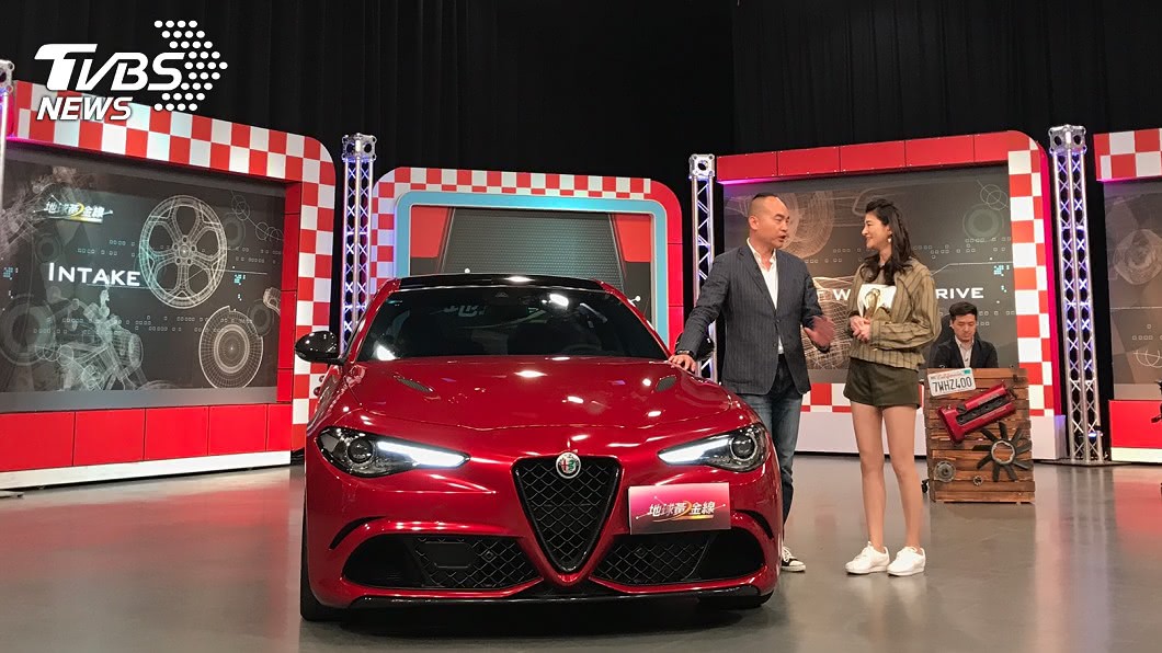 Alfa迷德哥在《地球黃金線》中向宗怡介紹這部要價新台幣485萬元的Giulia Quadrifoglio。(圖片來源/ 地球黃金線)