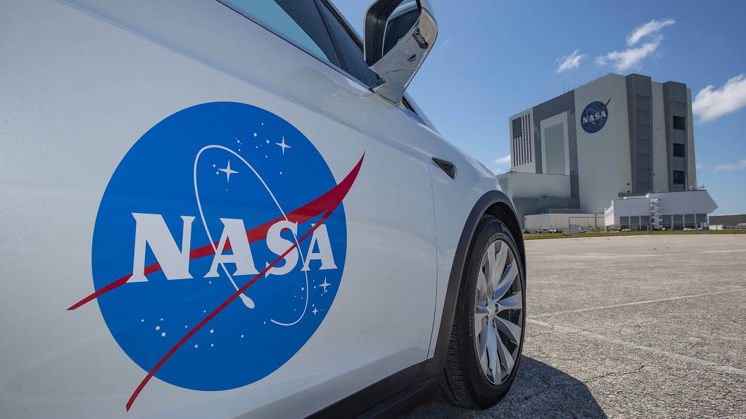 Model X上的車門上貼著象徵NASA的紅、白、藍標誌。(圖片來源/ Jim Grossmann NASA)