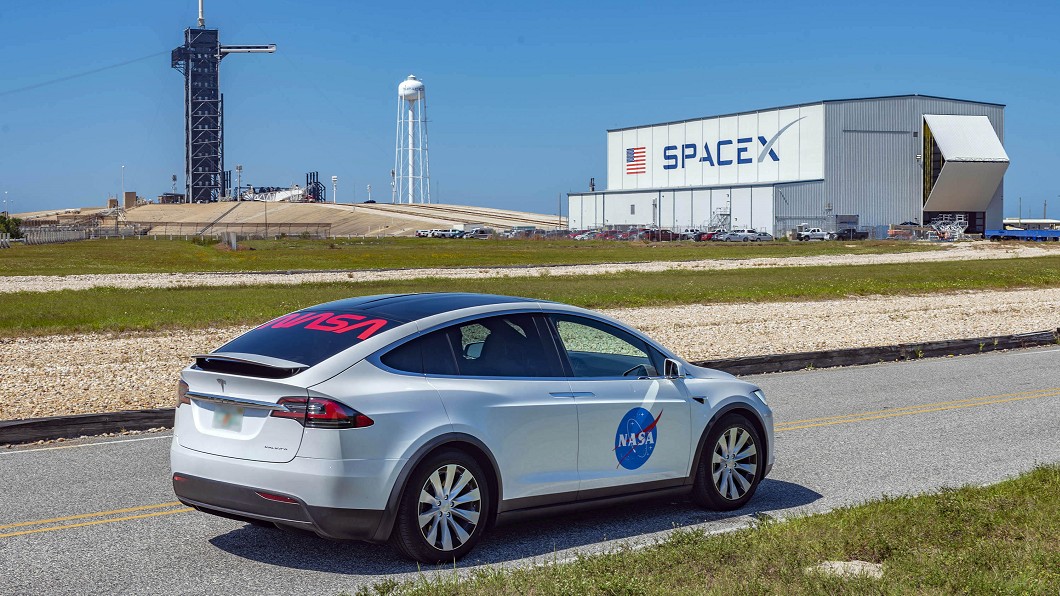 Model X內部空間相當寬廣，能提供NASA太空人舒適座車環境。(圖片來源/ Jim Grossmann NASA)