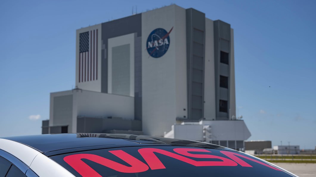 在Model X後車窗上貼著1975年到1992年NASA使用的紅色經典標誌。(圖片來源/ Jim Grossmann NASA)