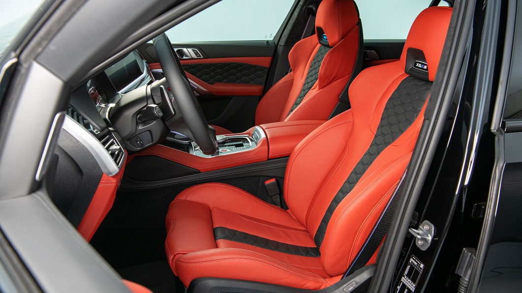 M款專屬雙前座跑車座椅，帶來優異的支撐性與舒適性。(圖片來源/ BMW)