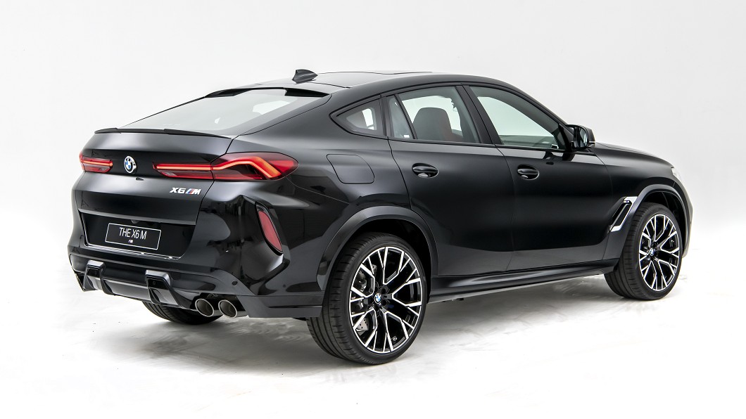 X6 M 配備有雙邊雙出黑色排氣尾管，讓排氣聲浪更為狂野渾厚。(圖片來源/ BMW)