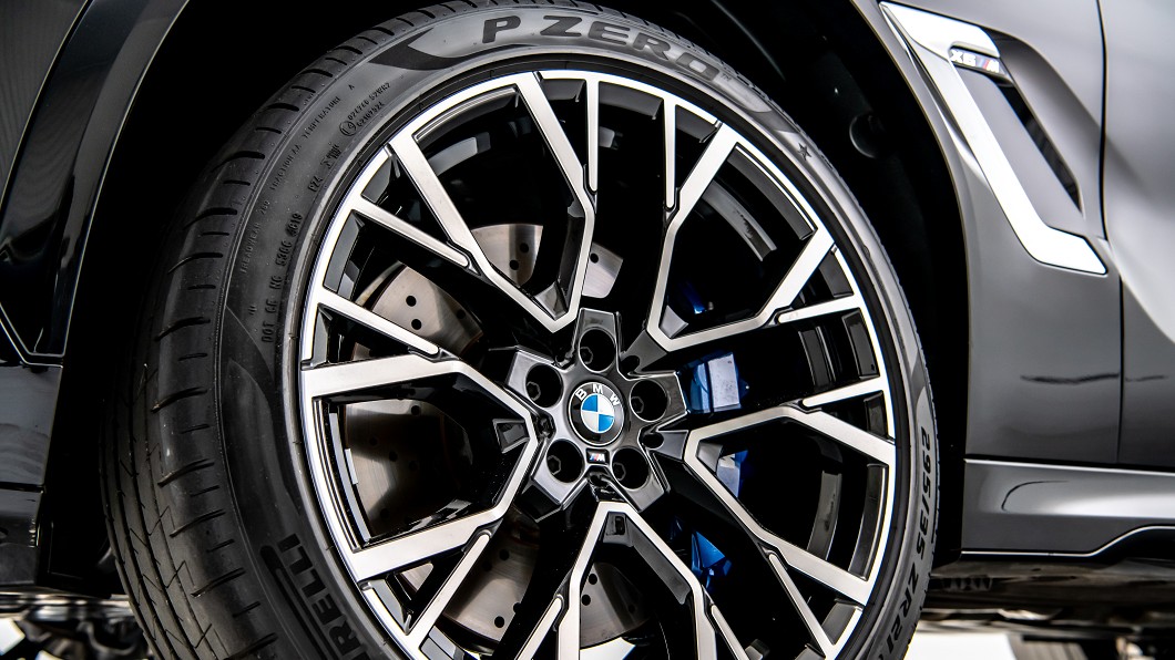 X6 M車上配備前21吋，後22吋專屬造型鋁圈。(圖片來源/ BMW)