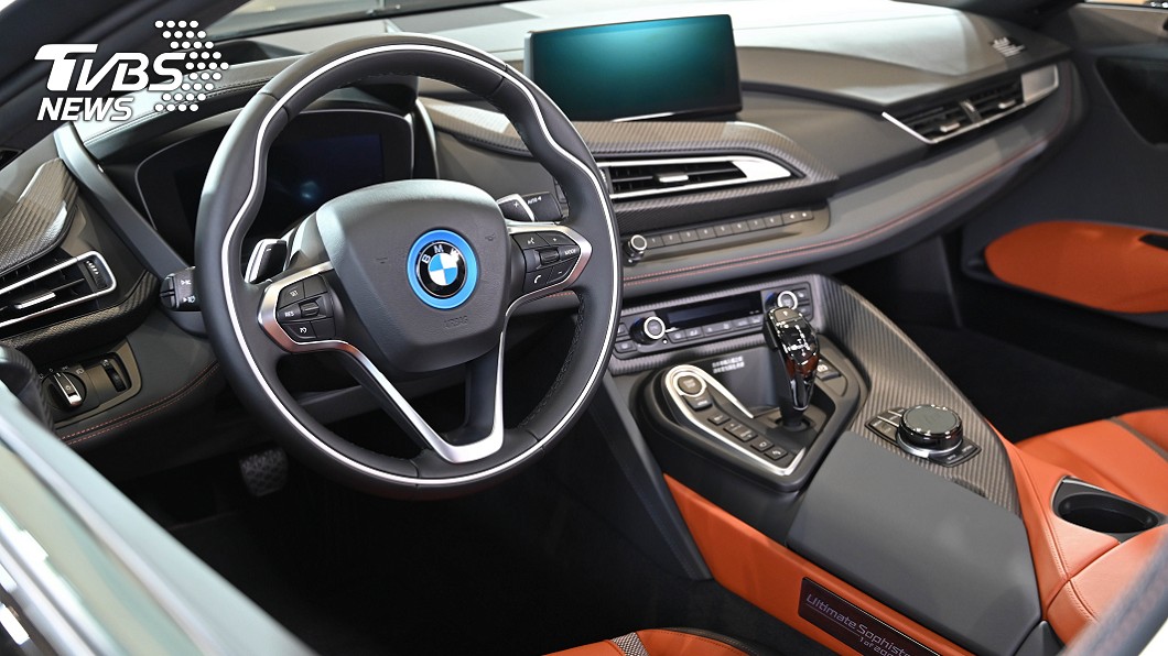 車內採用不少碳纖維飾板，帶來熱血與科技感兼具的視覺效果。