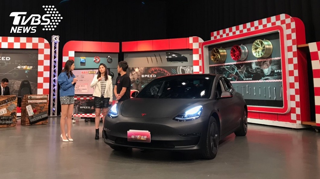 小Andy向葉欣眉介紹了Tesla Model 3。(圖片來源/ 地球黃金線)