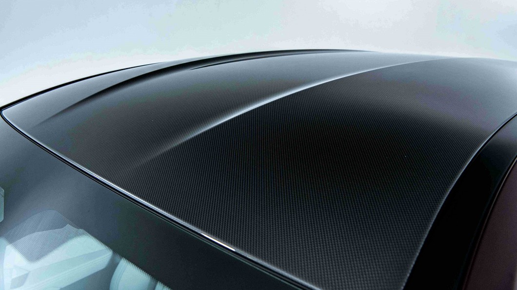 碳纖維車頂可以有效降低車身上半部的重量。(圖片來源/ BMW)