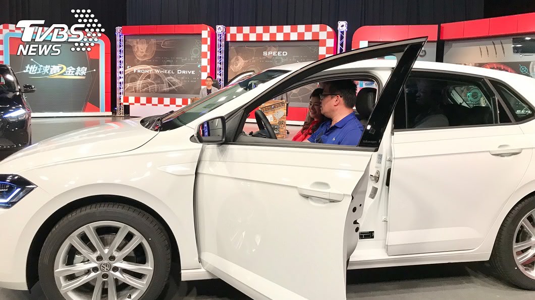 Eddie哥認為VW Polo最大的賣點是2020年式增加了兩年三萬公里的機油智慧型提醒，透過內部感應偵測告訴車主什麼時候該換機油。(圖片來源/ 地球黃金線)