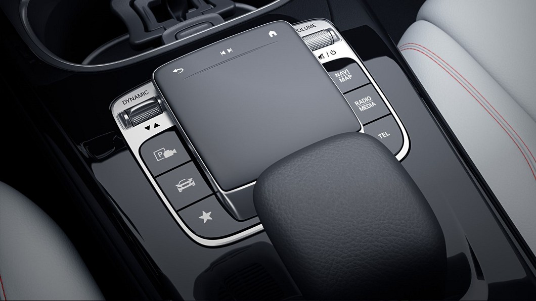 A200 Sedan的控制按鈕操作起來很直覺，包含導航系統及環景式內裝照明等功能，觸控手寫板能輕易辨識每一個字。(圖片來源/ M-Benz)