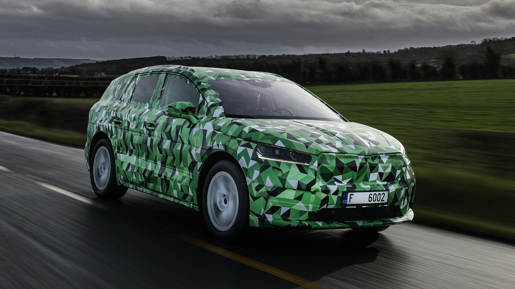Enyaq iV使用醒目的綠色作為偽裝，大聲宣告電動休旅就要現身。(圖片來源/ Škoda)