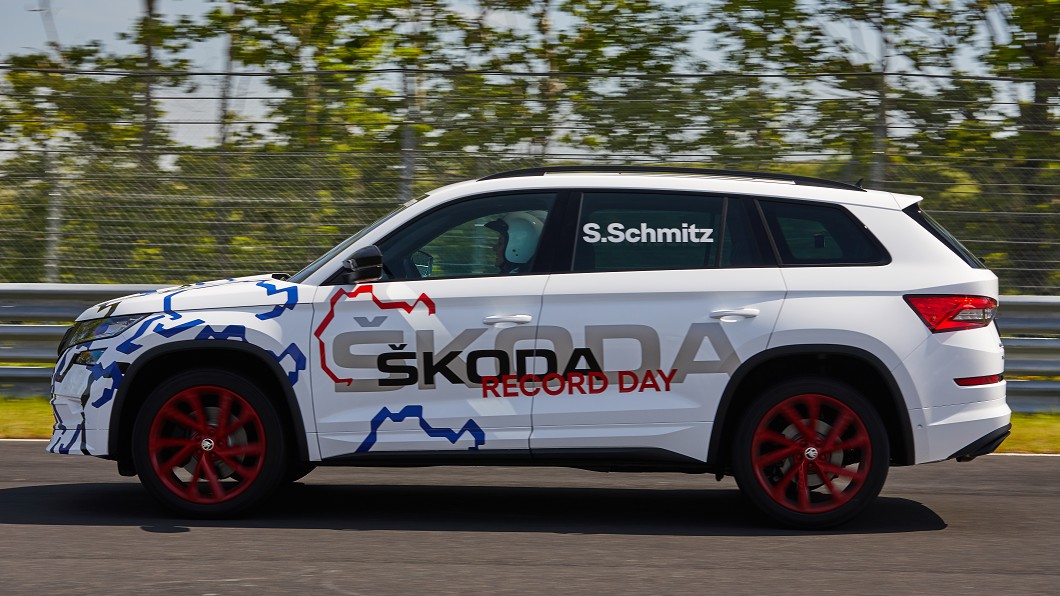 Kodiaq RS原型測試車直接把賽道圖樣當作偽裝，還宣告正在締造紀錄。(圖片來源/ Škoda)