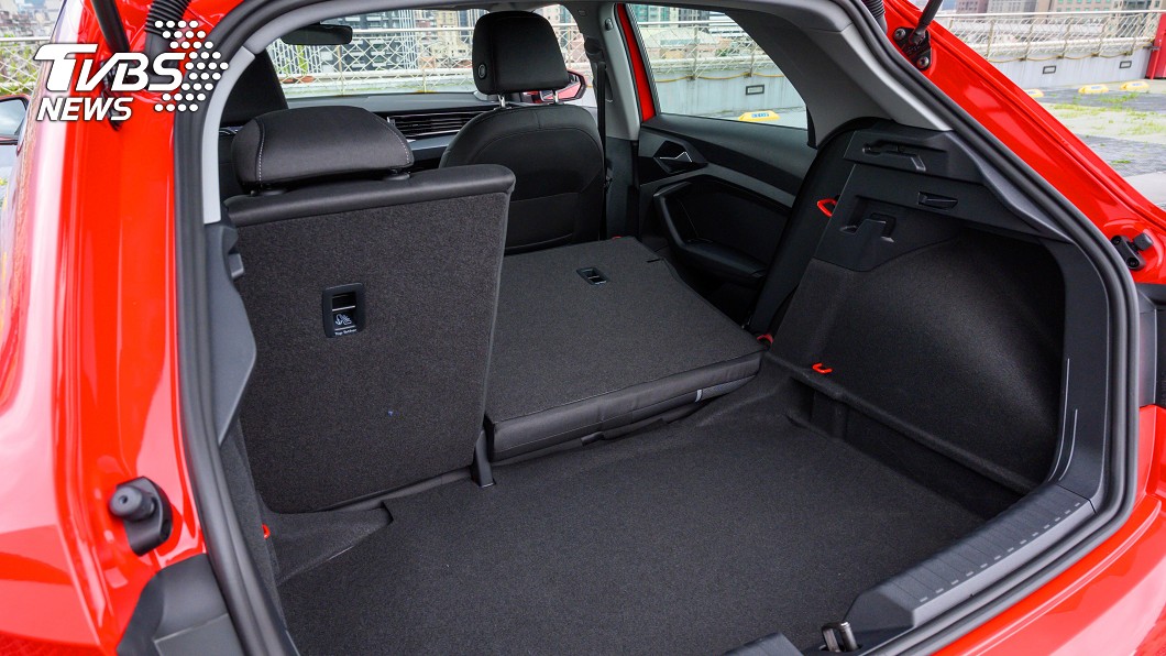 搭配後座椅背傾倒功能，行李廂容積可從335公升擴充至1090公升。