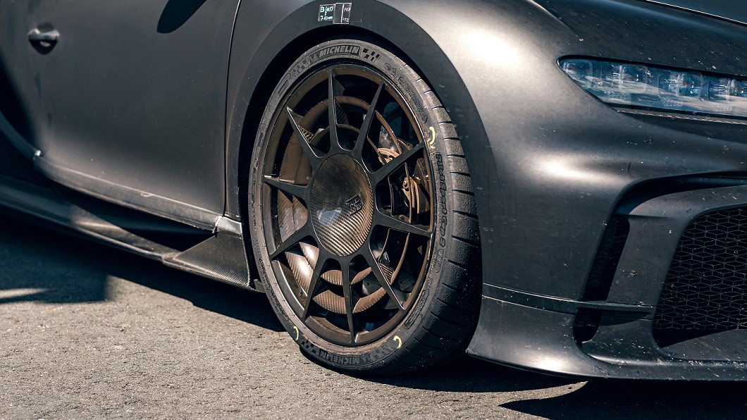 新Aero鎂合金輪圈整合導流葉片，行駛時會吸入空氣增加下壓力，四顆重量也輕了16公斤，連帶降低簧下負重、提升性能反應。(圖片來源/ Bugatti)