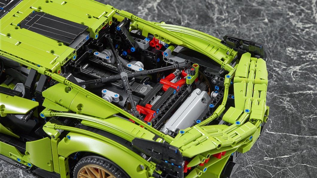 Sián FKP 37乃Lamborghini首款油電超跑，動力搭載V12汽油引擎與電動馬達，可輸出約807匹綜校馬力，0-100km/h加速少於2.8秒、極速350km/h。(圖片來源/ Lamborghini)