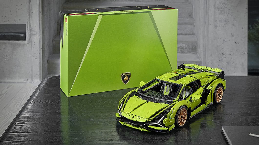LEGO Technic Lamborghini Sián FKP 37的外盒比系列其他產品設計得更高級，且呼應品牌與車款的設計概念。(圖片來源/ Lamborghini)