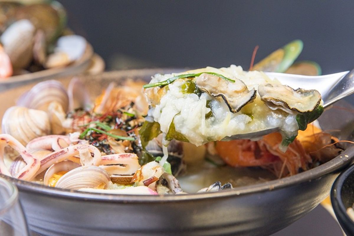 超欠吃！新竹百年老市場「痛風系海鮮粥」，一整碗滿滿蝦子、牡蠣、貝類