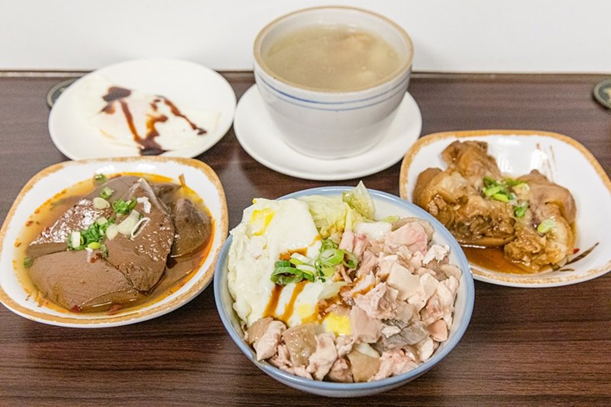 【新開店】新埔捷運站排隊「雞肉飯」，帶皮雞肉+爆漿荷包蛋超邪惡