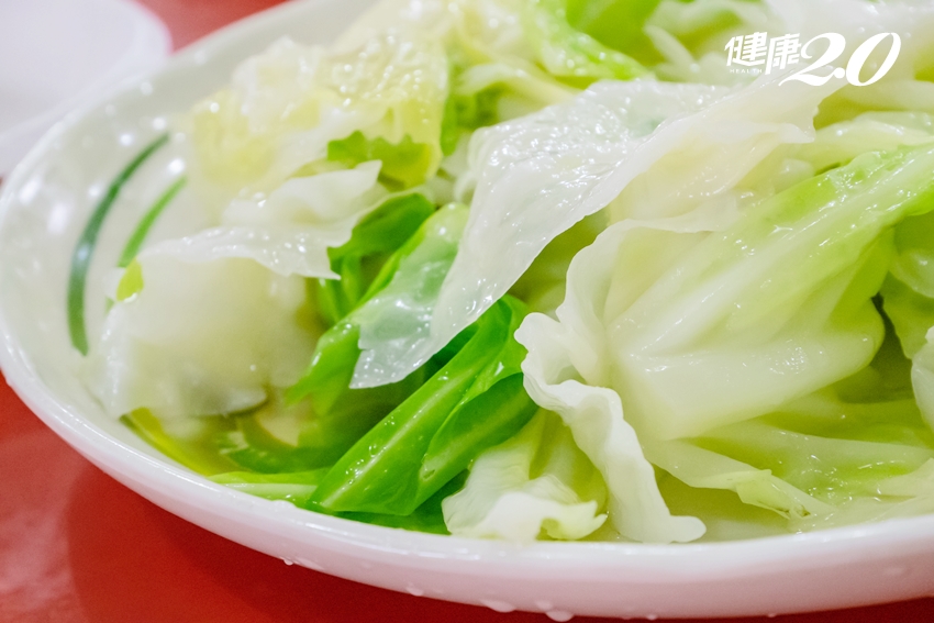 炒出脆甜高麗菜!用水浸泡、避免翻炒 鮮甜水分通通鎖在葉片裡 炒出脆甜高麗菜!用水浸泡、避免翻炒 鮮甜水分通通鎖在葉片裡