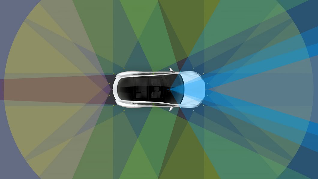 即使ADAS系統已可在滿足特定條件下接手加、減速與轉向等操作，仍無法完全接管車輛。(圖片來源/ Tesla)
