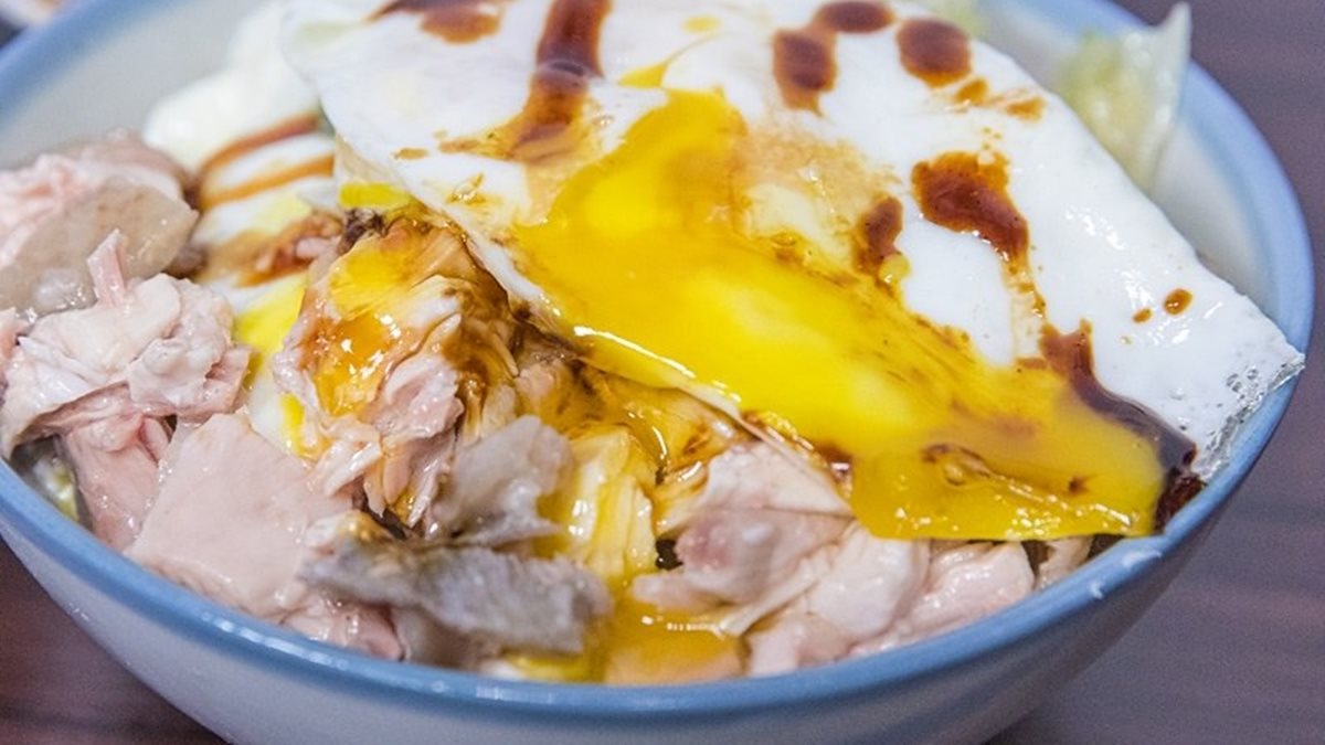 【新開店】新埔捷運站排隊「雞肉飯」，帶皮雞肉+爆漿荷包蛋超邪惡