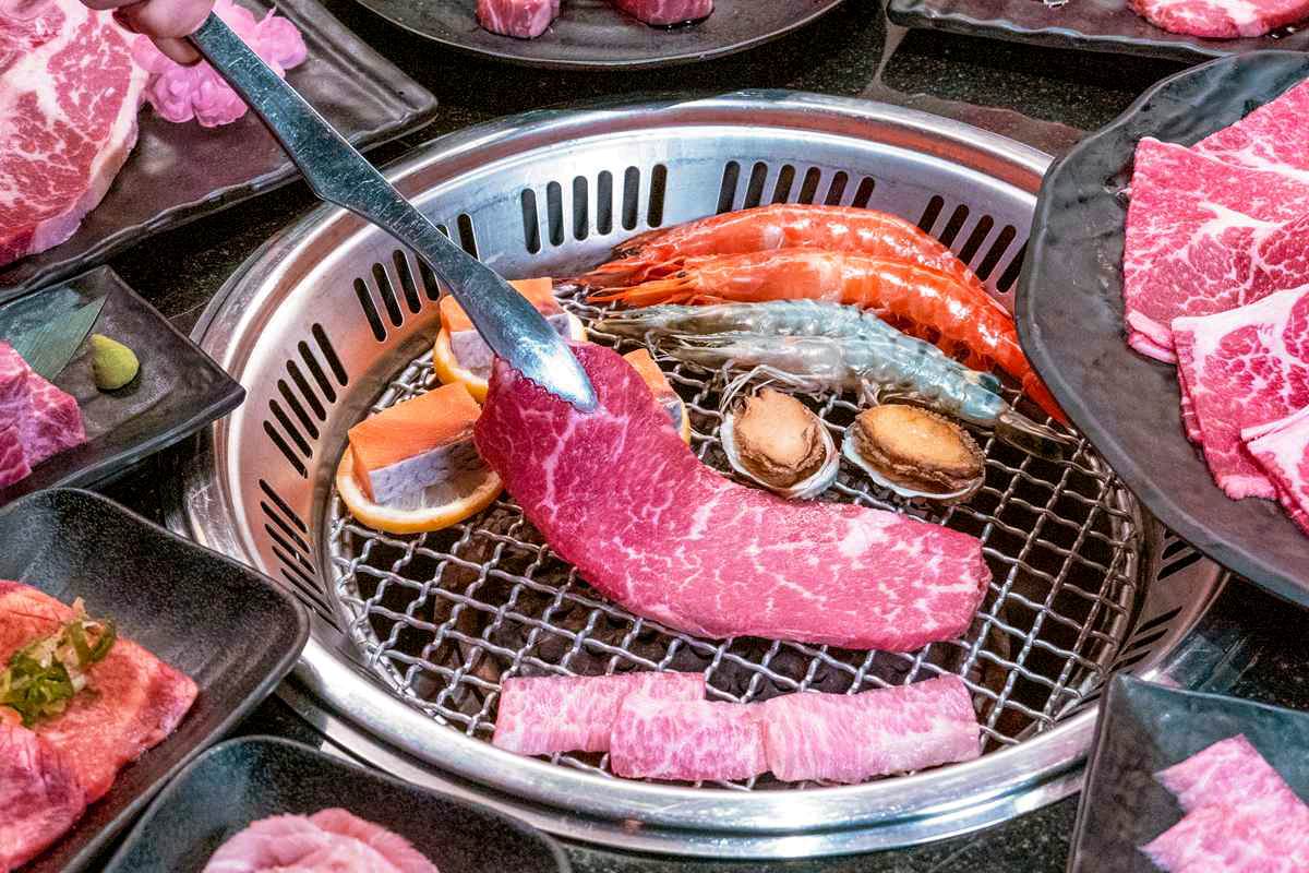 燒肉+海鮮+火鍋吃到飽只要888，對中｢3」同行每人都送北海道大干貝
