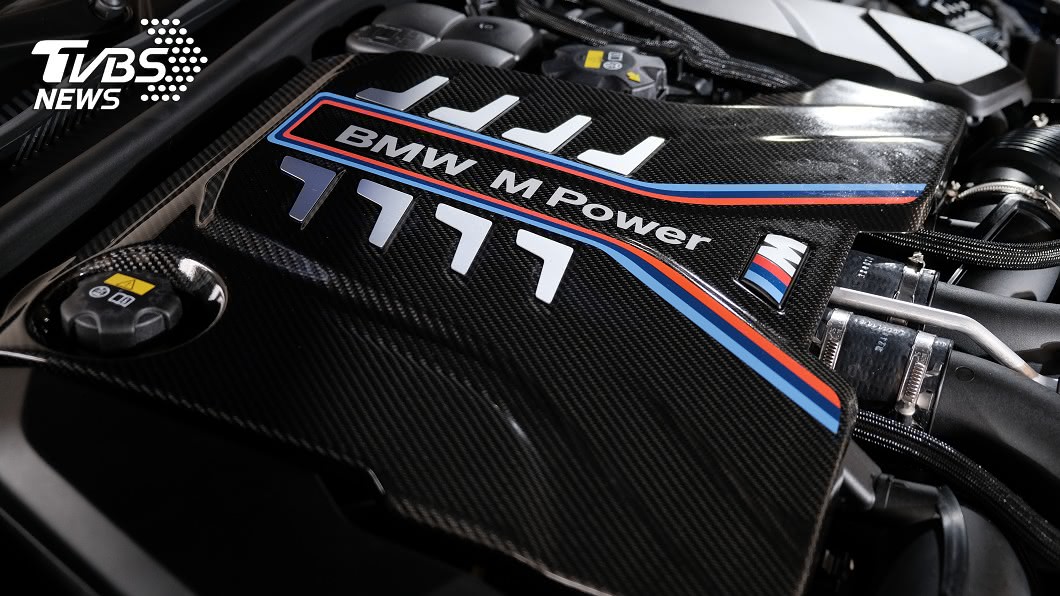 M8的V8引擎上以Carbon引擎蓋飾板凸顯跑格氣息。
