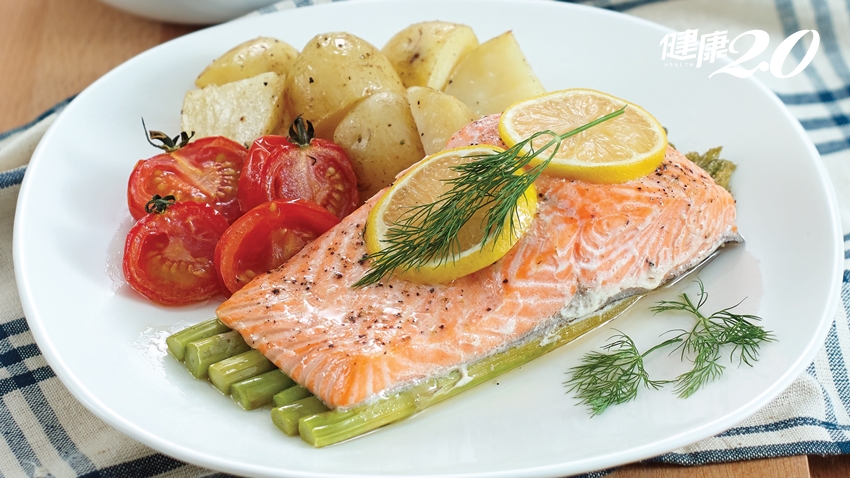 夏日護心必吃「紅色食物」！鮭魚、紅米抗氧化強 預防心血管疾病