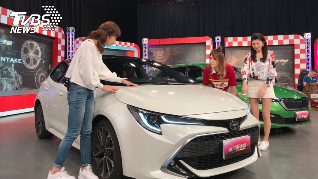 小蘭向小優介紹完全符合她所有條件的Toyota Auris。(圖片來源/ 地球黃金線)