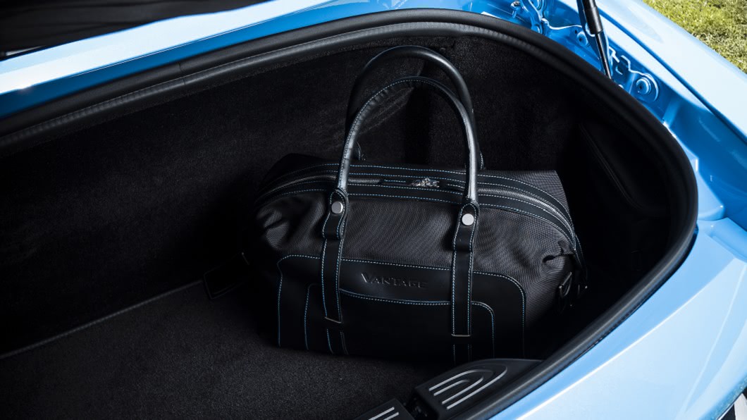 Vantage Roadster具備200升的行李廂容量，可直接置放一組輕巧型高爾夫球具(圖片來源/ 永三汽車)