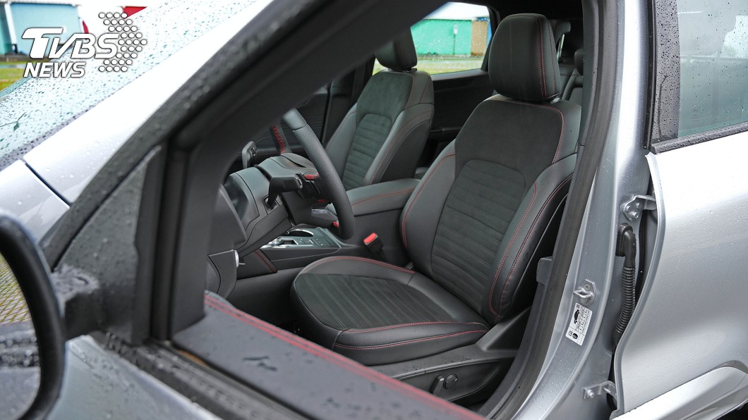 Kuga ST-Line車艙內同樣使用紅色車縫線、類碳纖維飾板凸顯運動感，方向盤同樣導入換檔撥片配置，且採用麂皮座椅。(圖片來源/ 地球黃金線)