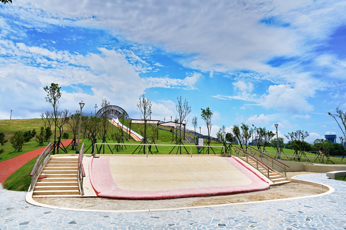 小孩放風點+1！八里「十三行文化公園遊戲場」全新完工，20公尺磨石子滑梯溜起來